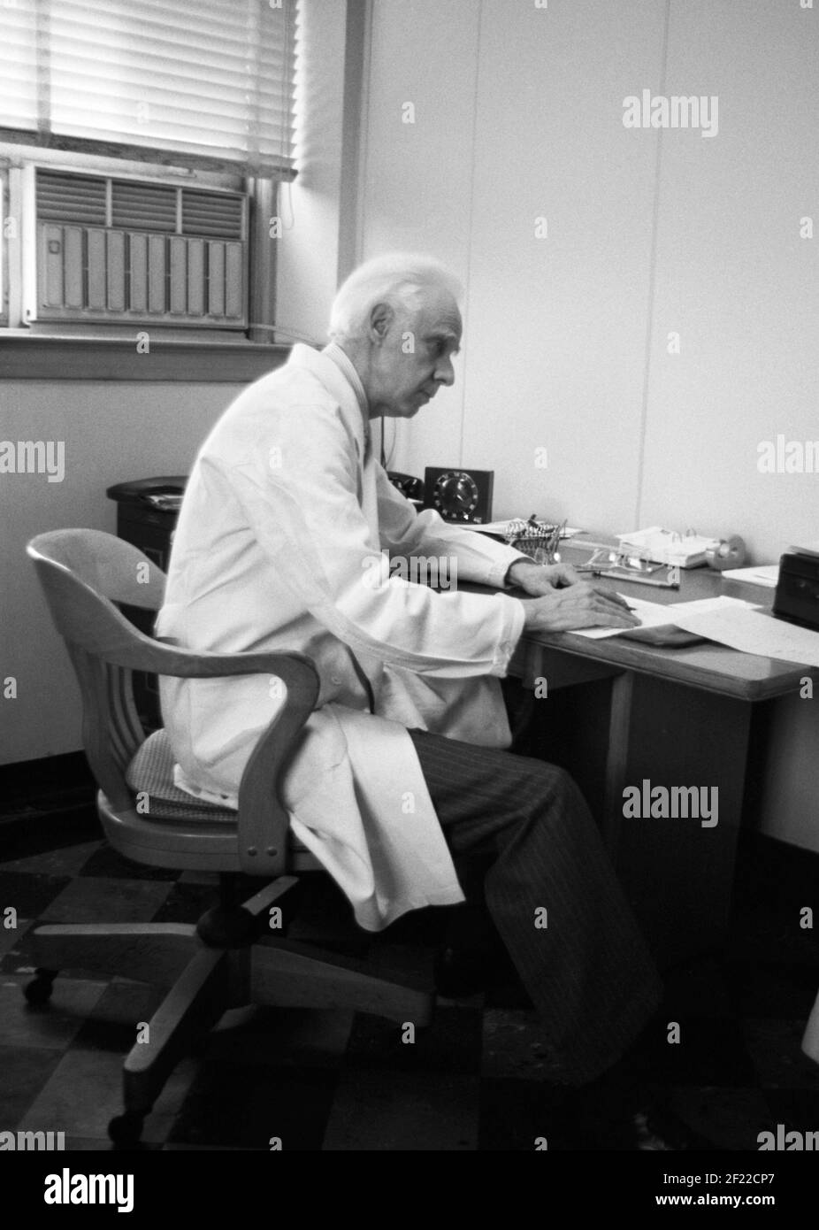 Stanford Moore, prix Nobel de chimie en 1972, dans son bureau de l'Université Rockefeller, New York, 1977 Banque D'Images