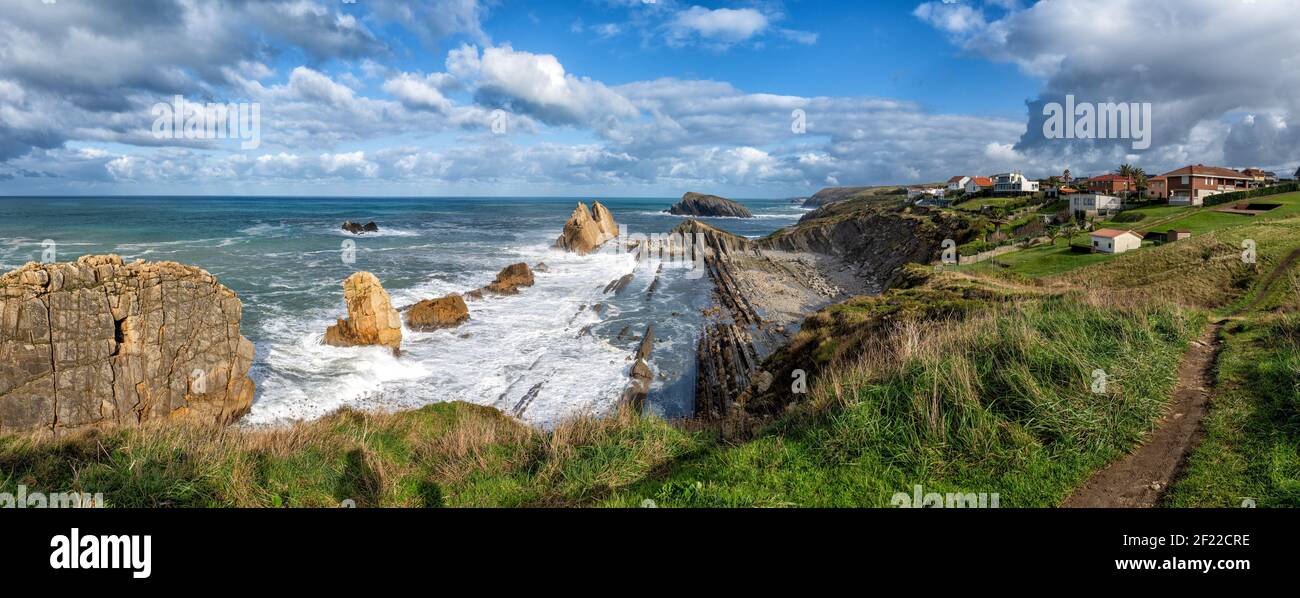 Un panorama d'une côte rocheuse et sauvage avec la tempête vagues qui frappent le rivage Banque D'Images