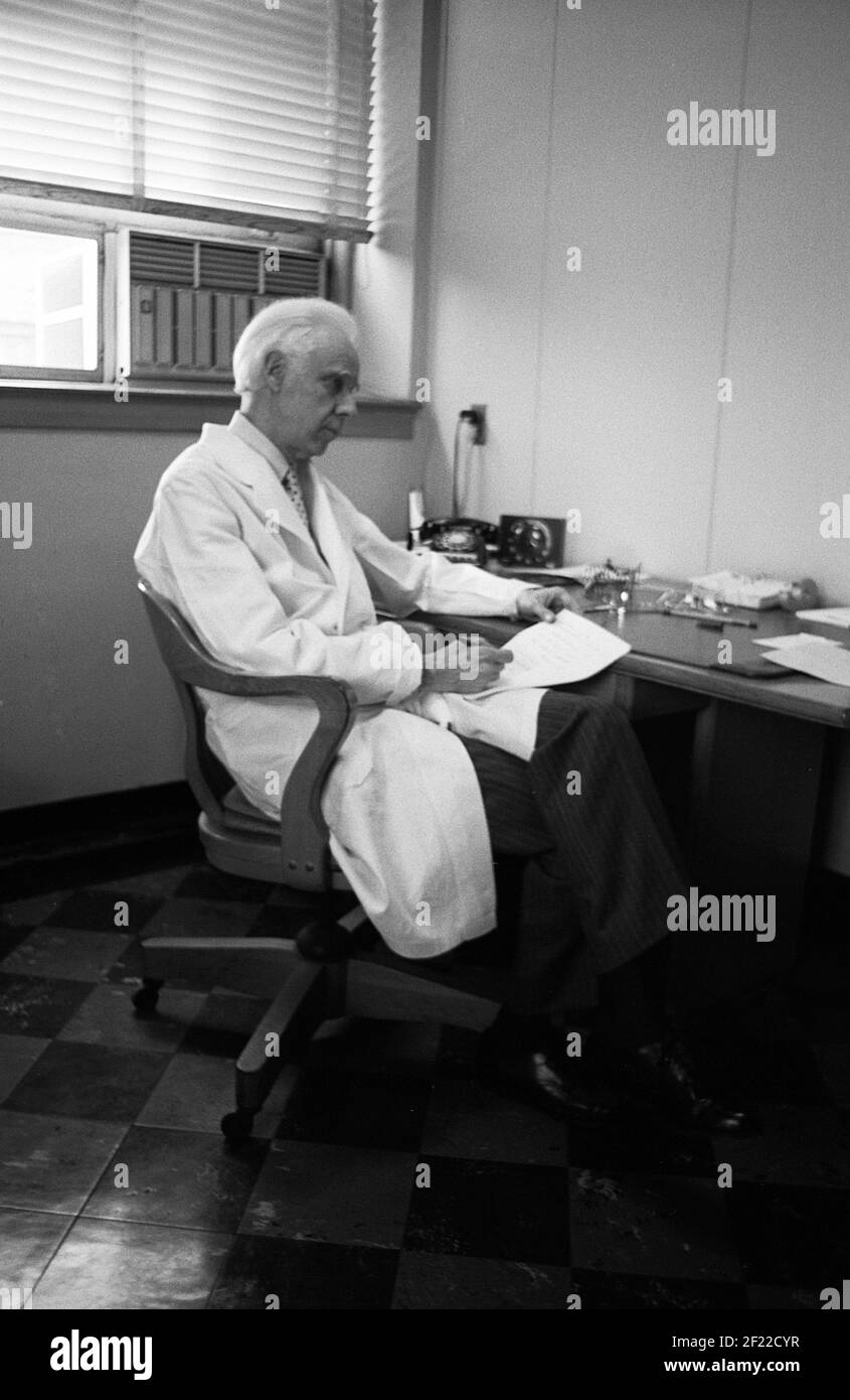 Stanford Moore, prix Nobel de chimie en 1972, dans son bureau de l'Université Rockefeller, New York, 1977 Banque D'Images