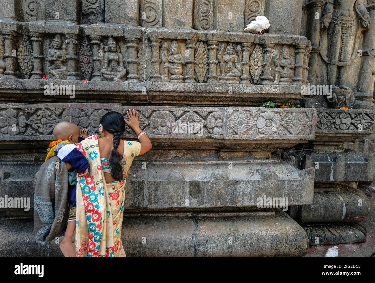 Guwahati, Inde - janvier 2021 : une femme avec un enfant priant au temple de Kamakhya le 18 janvier 2021 à Guwahati, Assam, Inde. Banque D'Images