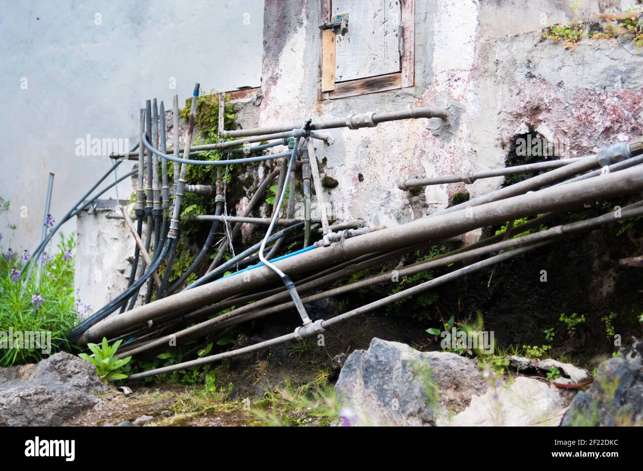 Très créatif, mais pose typique de conduites d'eau Banque D'Images
