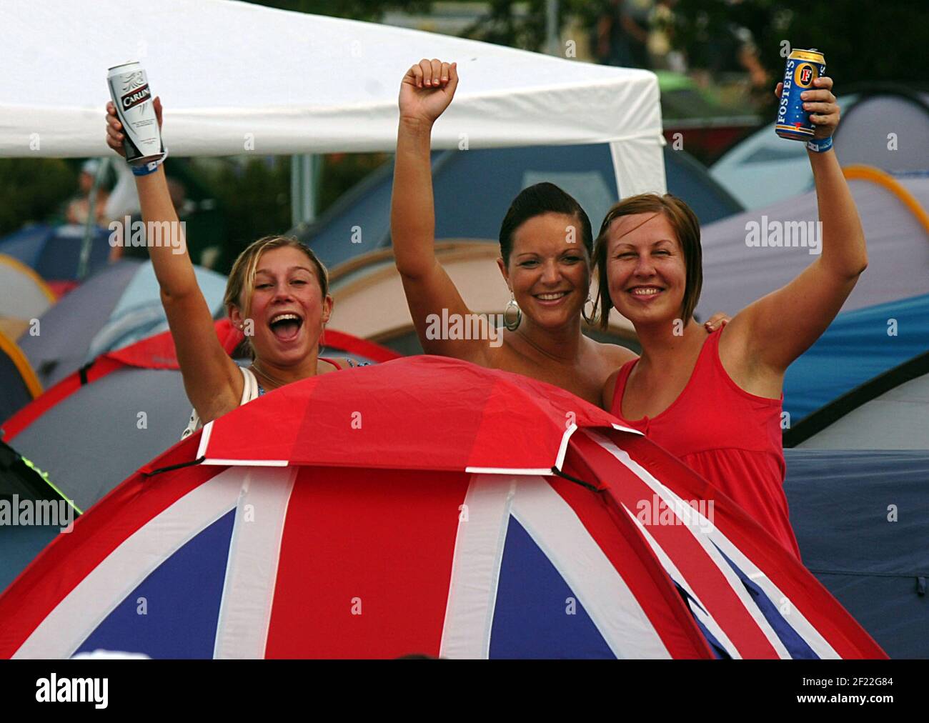 Les fans de rock Holly porter, de Southampton Victoria Kenyon, et Helen Smith Bothe, de Preston, commencent la fête au Festival de l'île de Wight. pic Mike Walker, 2007 Banque D'Images