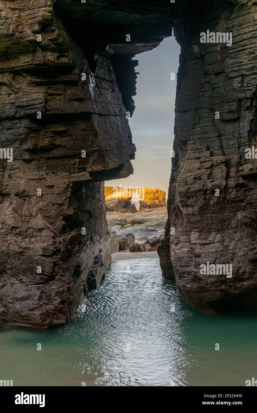 Un lever de soleil magnifique sur la plage Playa de las Catedrales Galice dans le nord de l'Espagne Banque D'Images