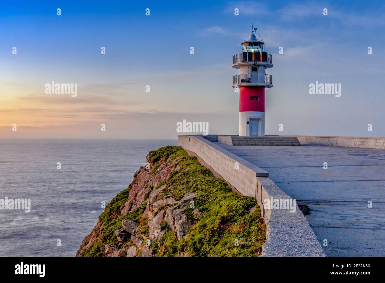 Phare de Cabo Ortegal sur la côte de la Galice au coucher du soleil Banque D'Images