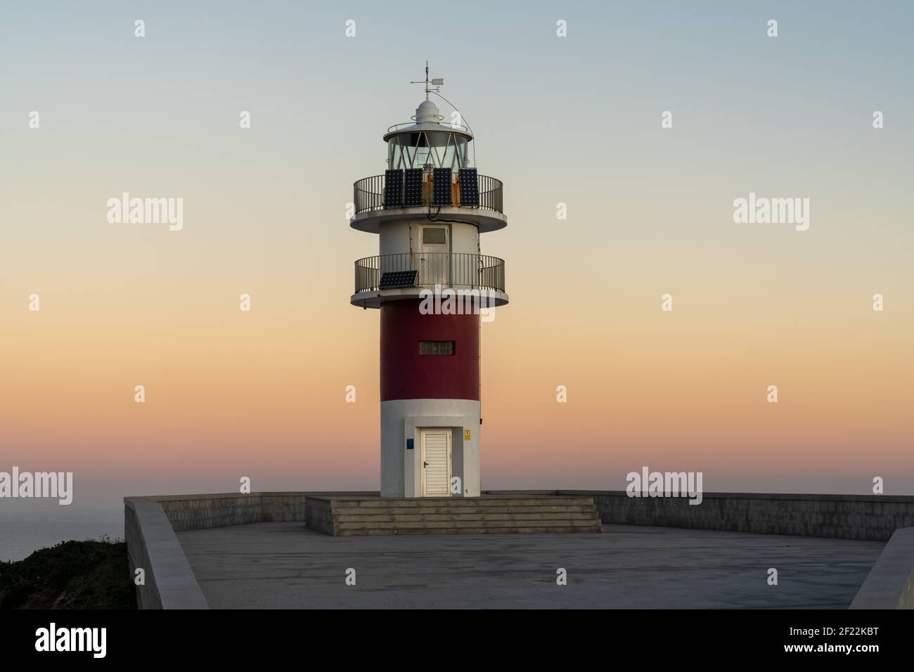 Phare de Cabo Ortegal sur la côte de la Galice au lever du soleil Banque D'Images