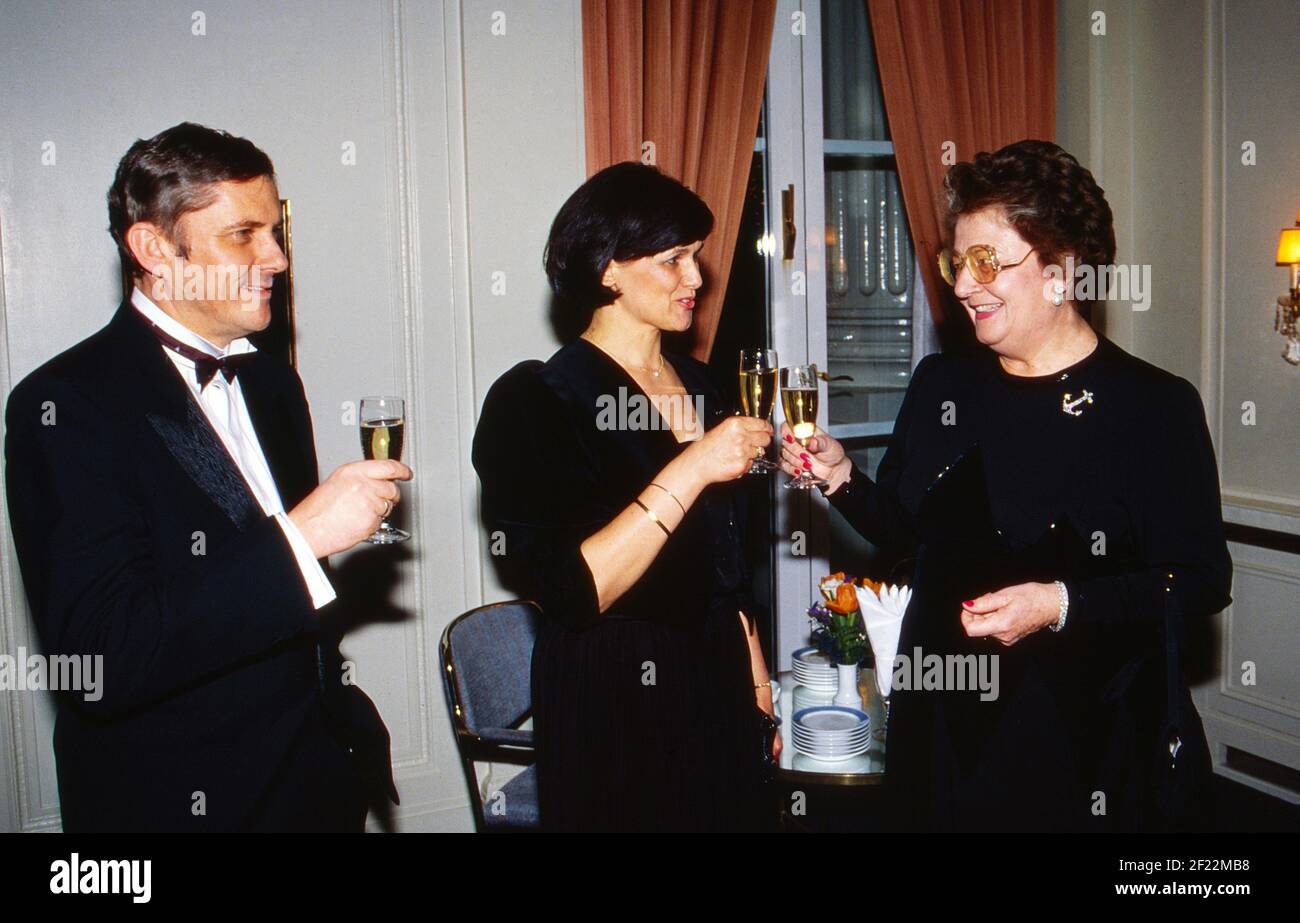 Wolfgang Berghofer mit Ehefrau Diethild und Liselotte von Rantzau stoßen an beim Semper ball im Hotel Atlantic à Hambourg, Allemagne 1990. Banque D'Images