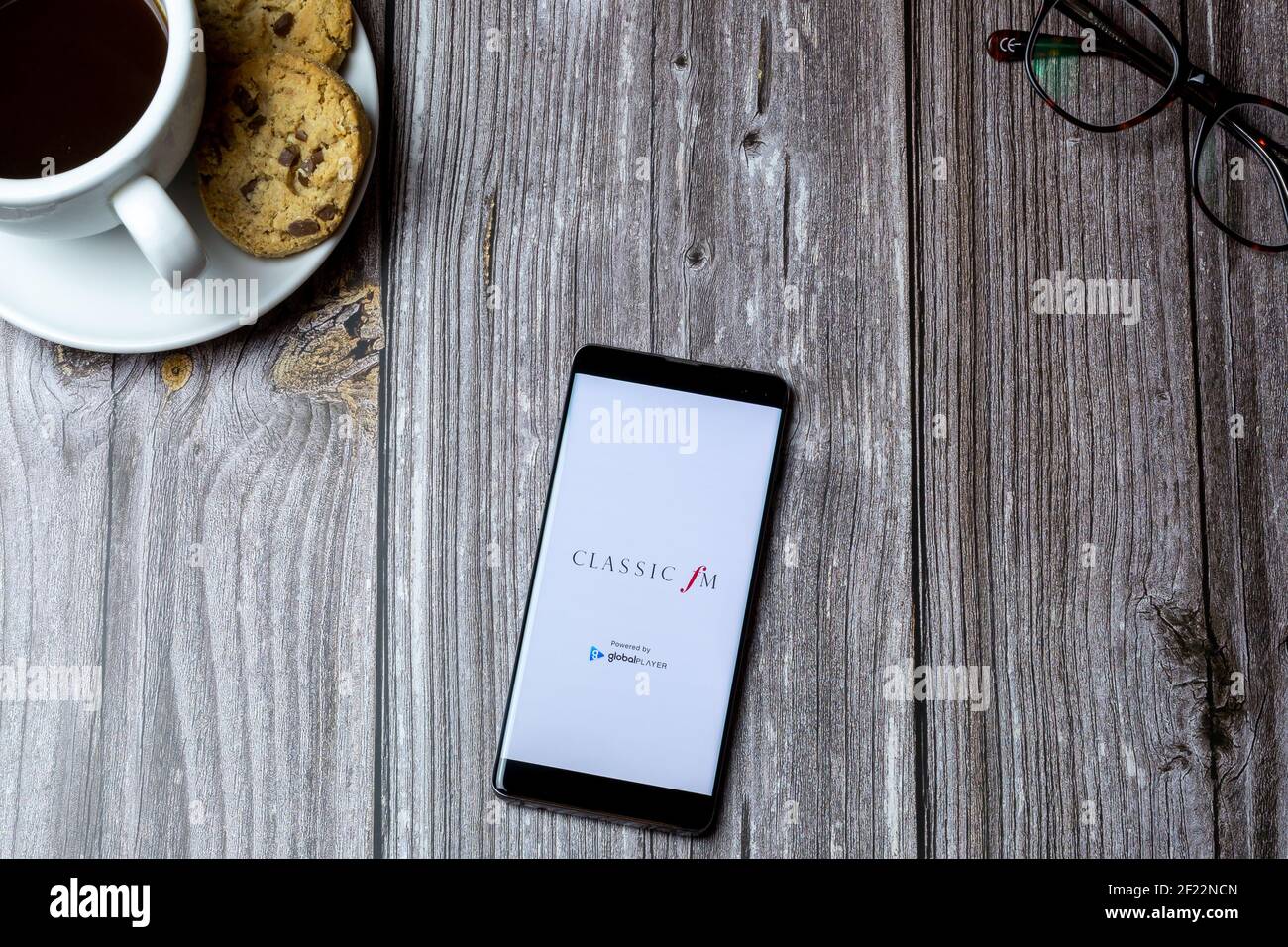Un téléphone portable ou mobile posé sur un bois Tableau avec l'application Classic FM ouverte à l'écran Banque D'Images