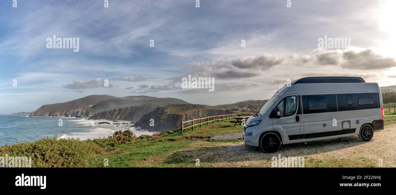 Panorama d'une camionnette de camping garée en hauteur sur les falaises d'une côte sauvage et sauvage Banque D'Images