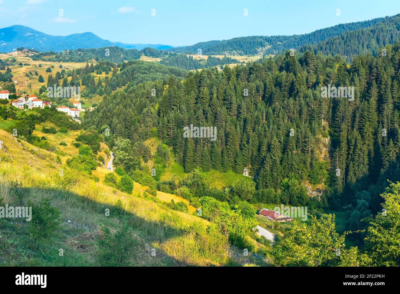 Vue sur l'Aeral Village bulgare à Rhodope. Paysage de montagnes. Banque D'Images