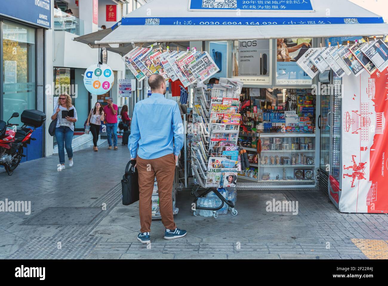 ATHÈNES, GRÈCE - 30 octobre 2019 : homme se tenant près du kiosque du journal. Banque D'Images