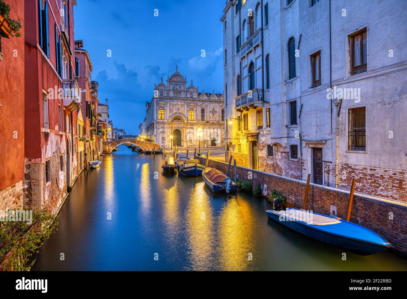 Canal dans la vieille ville de Venise au crépuscule avec La Scuola Grande di San Marco à l'arrière Banque D'Images