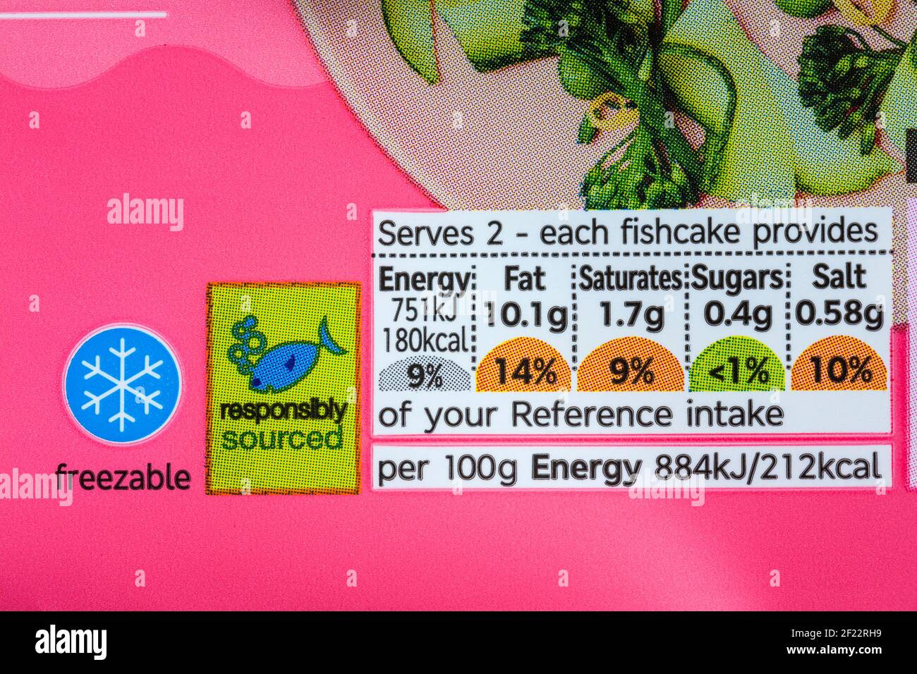 informations nutritionnelles système de signalisation routière avec système à code couleur Et symbole de source responsable sur le paquet de galettes de saumon M&S. Banque D'Images