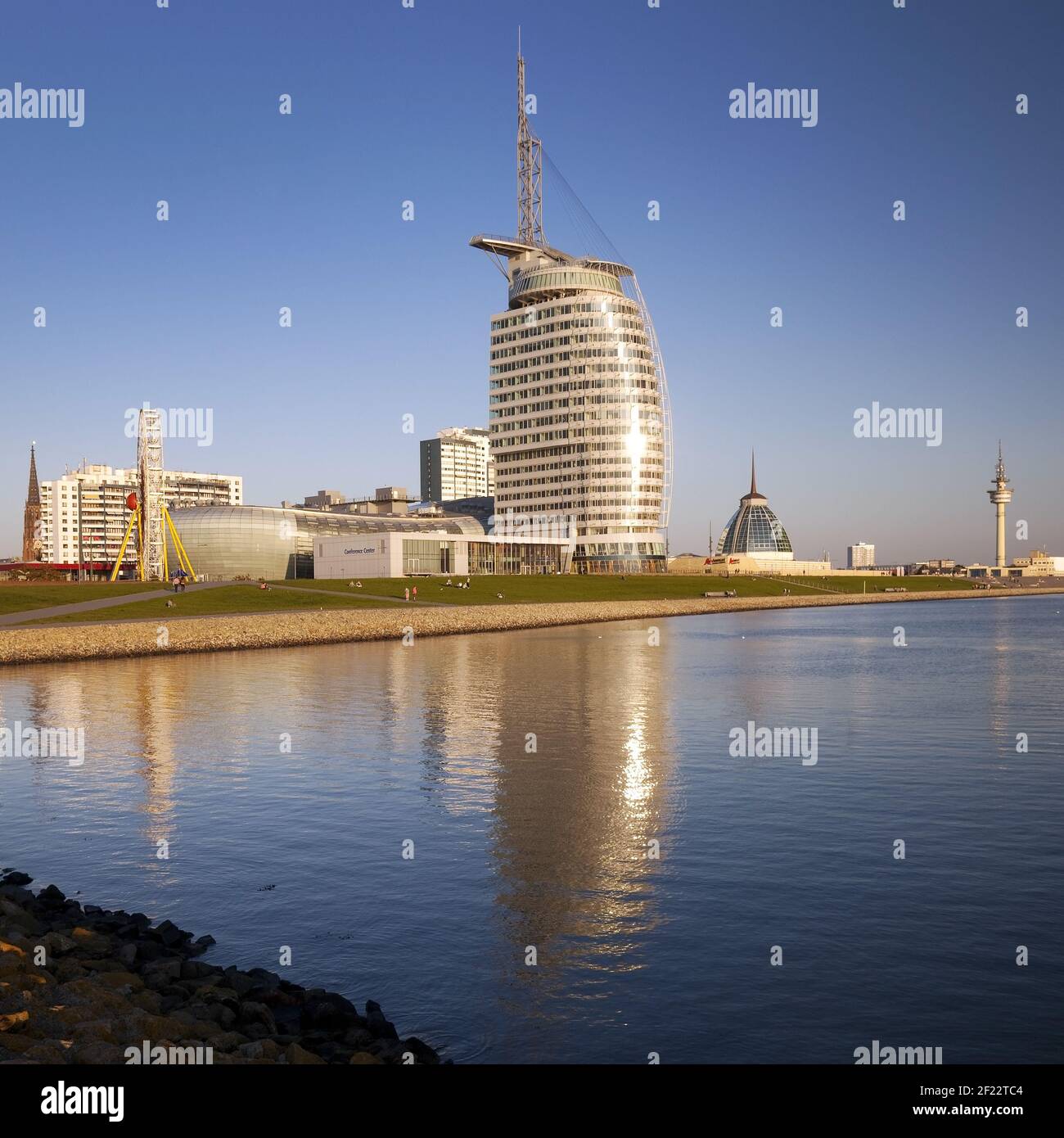 Panorama avec Atlantic Hotel Sail City, Bremerhaven, Brême, Allemagne, Europe Banque D'Images