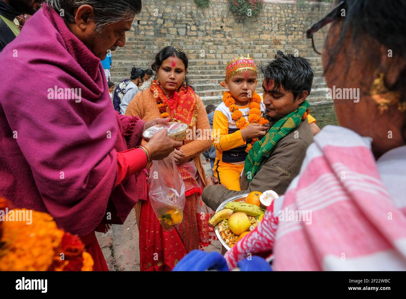 Guwahati, Inde - 18 janvier 2021 : une famille célébrant Chudakarana, dans laquelle un garçon reçoit sa première coupe de cheveux, au temple Kamakhya à Guwahati. Banque D'Images