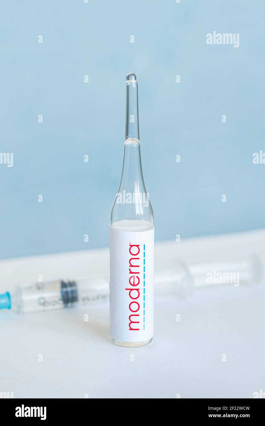 Logo de la société moderna sur une bouteille en verre avec liquide pour préparations injectables. 27 février 2021, Barnaul, Russie. Banque D'Images