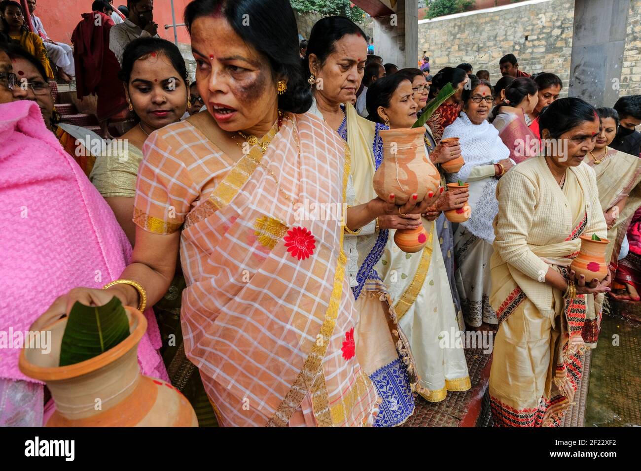 Guwahati, Inde - janvier 2021 : une femme faisant une offrande au temple de Kamakhya le 18 janvier 2021 à Guwahati, Assam, Inde. Banque D'Images