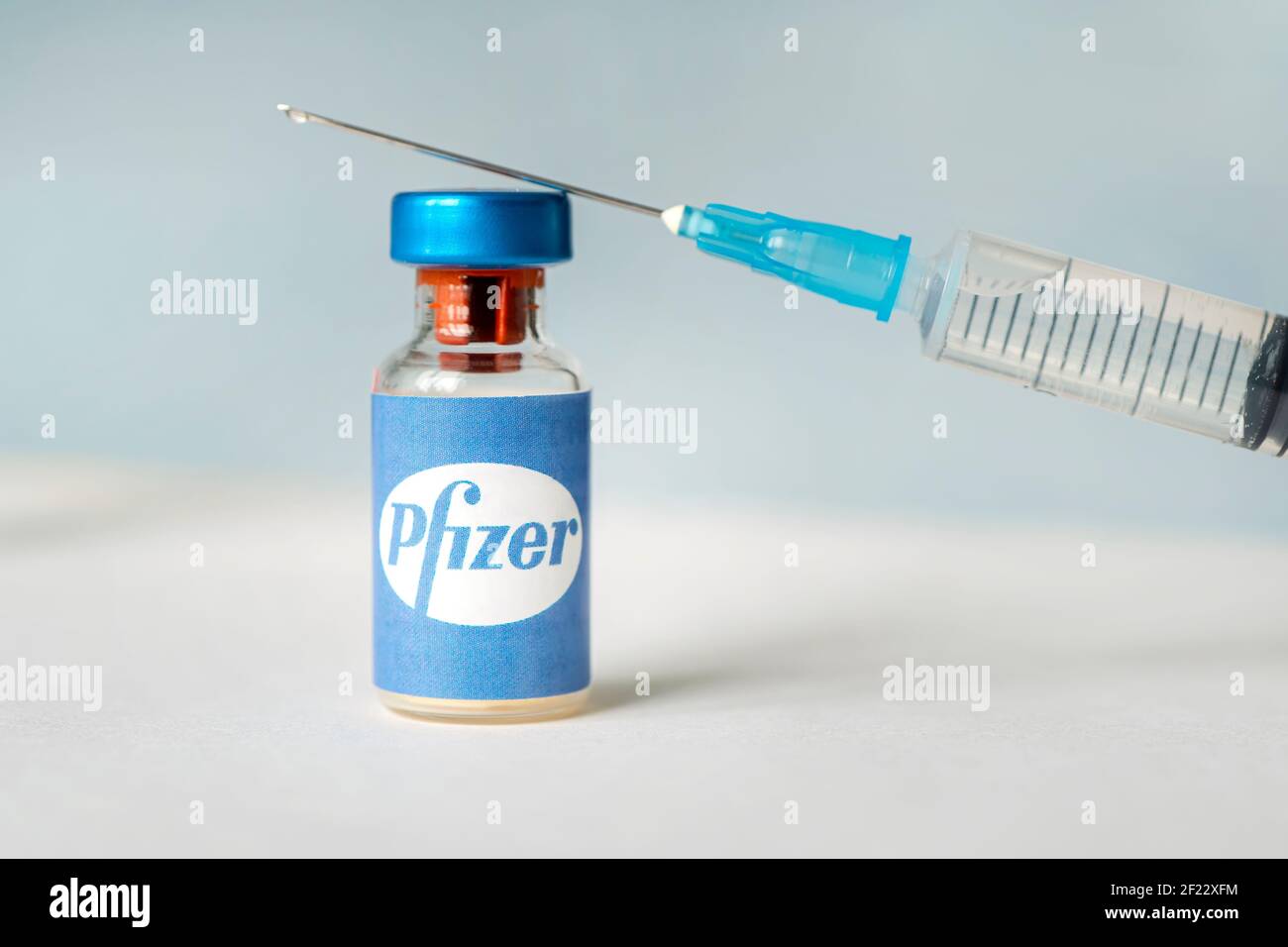 Flacon en verre avec logo Pfizer, société pharmaceutique multinationale américaine. 18 janvier 2021, Barnaul, Russie. Banque D'Images