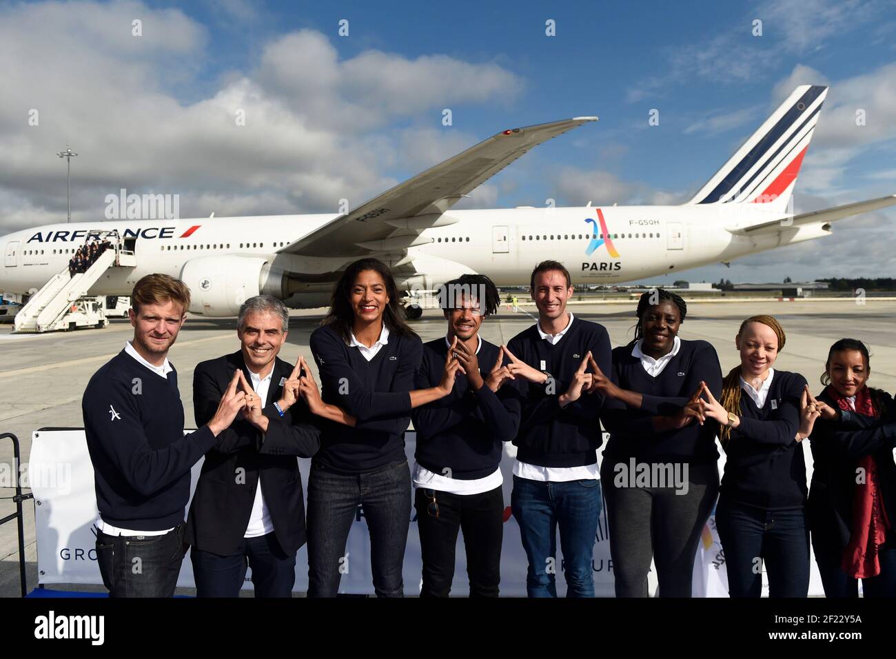Les athlètes français Brice Guyart, Jean-Philippe Gatien, Emmeline Ndongue, Arnaud Assoumani, Fabien Gilot, Gwladys Epangue, Nantenin Keita et Sarah Ourahmoune lors du retour de la délégation Paris 2024 à l'aéroport Charles de Gaulle , Paris, 15 septembre 2017, photo Jean-Marie Hervio / KMSP / PARIS 2024 / DPPI Banque D'Images