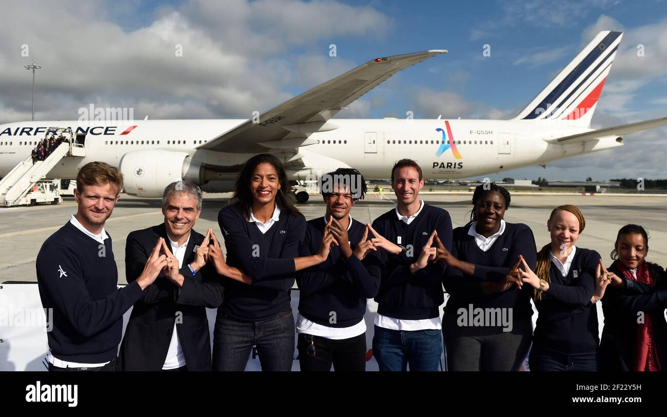 Les athlètes français Brice Guyart, Jean-Philippe Gatien, Emmeline Ndongue, Arnaud Assoumani, Fabien Gilot, Gwladys Epangue, Nantenin Keita et Sarah Ourahmoune lors du retour de la délégation Paris 2024 à l'aéroport Charles de Gaulle , Paris, 15 septembre 2017, photo Jean-Marie Hervio / KMSP / PARIS 2024 / DPPI Banque D'Images