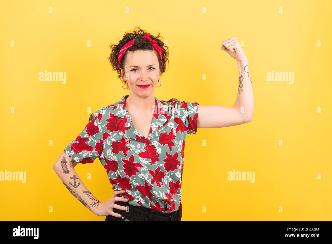 Valladolid, Espagne: 1 mars 2021: Une femme montre sa force avec ses bras dans un geste féministe Banque D'Images