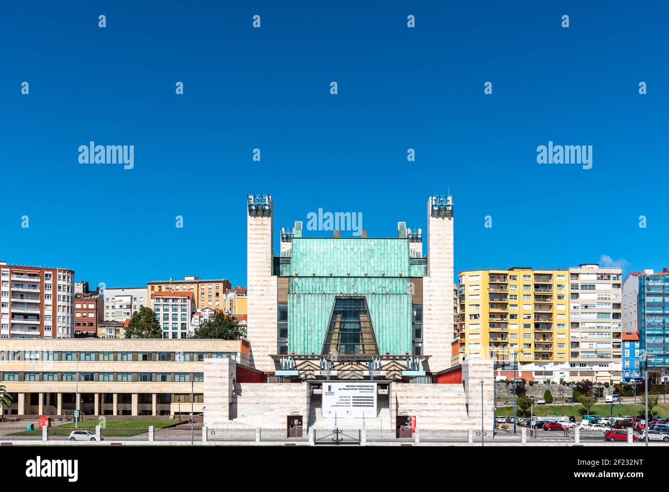 Santander, Espagne - 13 septembre 2020 : Palacio de Festivales ou Palais des fêtes, un célèbre théâtre de la baie de Santander conçu par l'architecte d'Oiza Banque D'Images