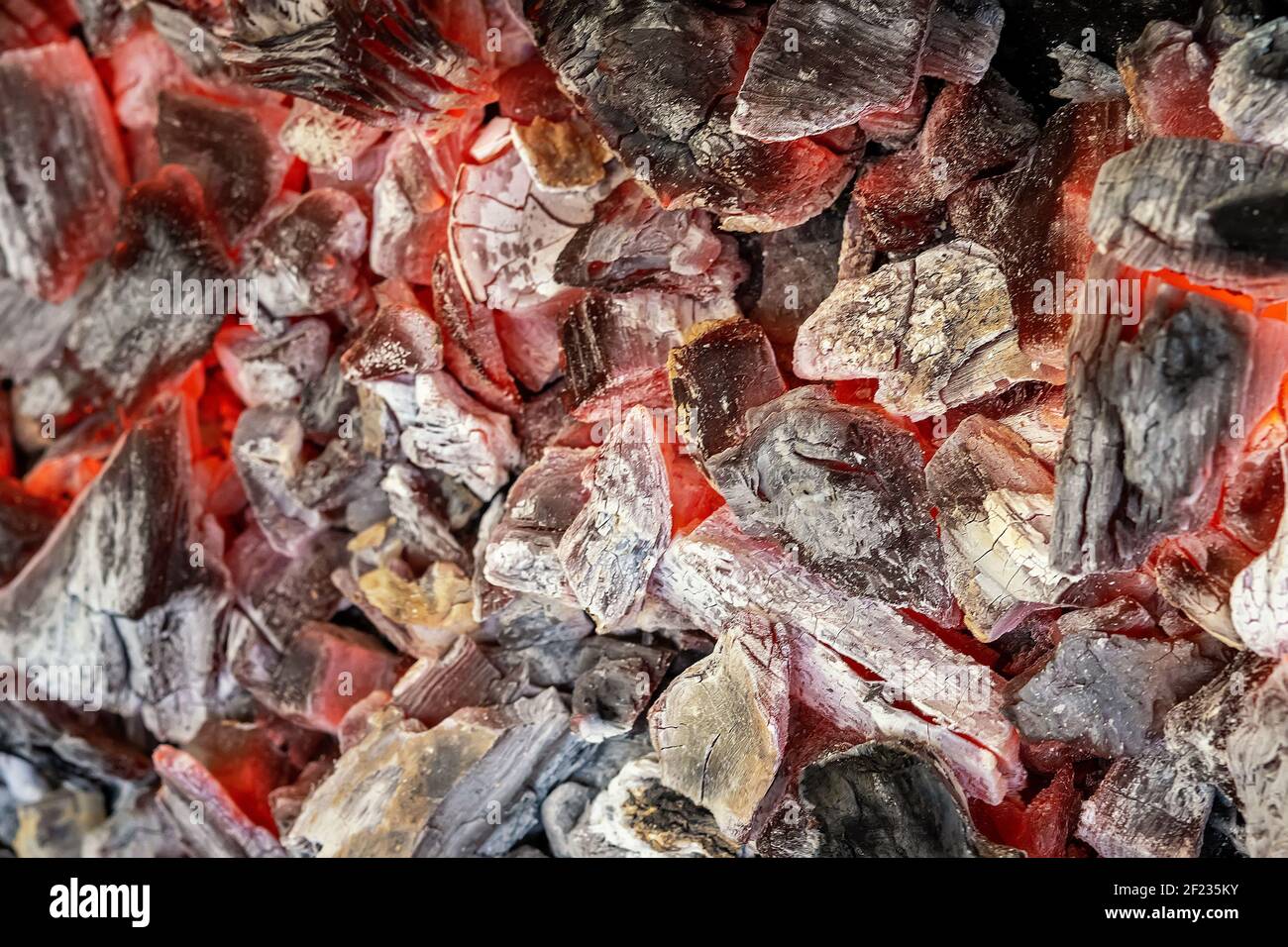 Arrière-plan des charbons chauds brûlants dans le barbecue. Banque D'Images