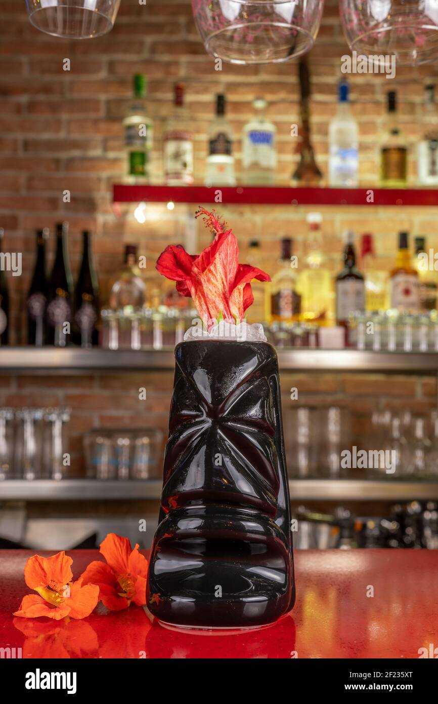 Cocktail Tiki froid et rafraîchissant au bar. Arrière-plan de la fête d'été. Banque D'Images