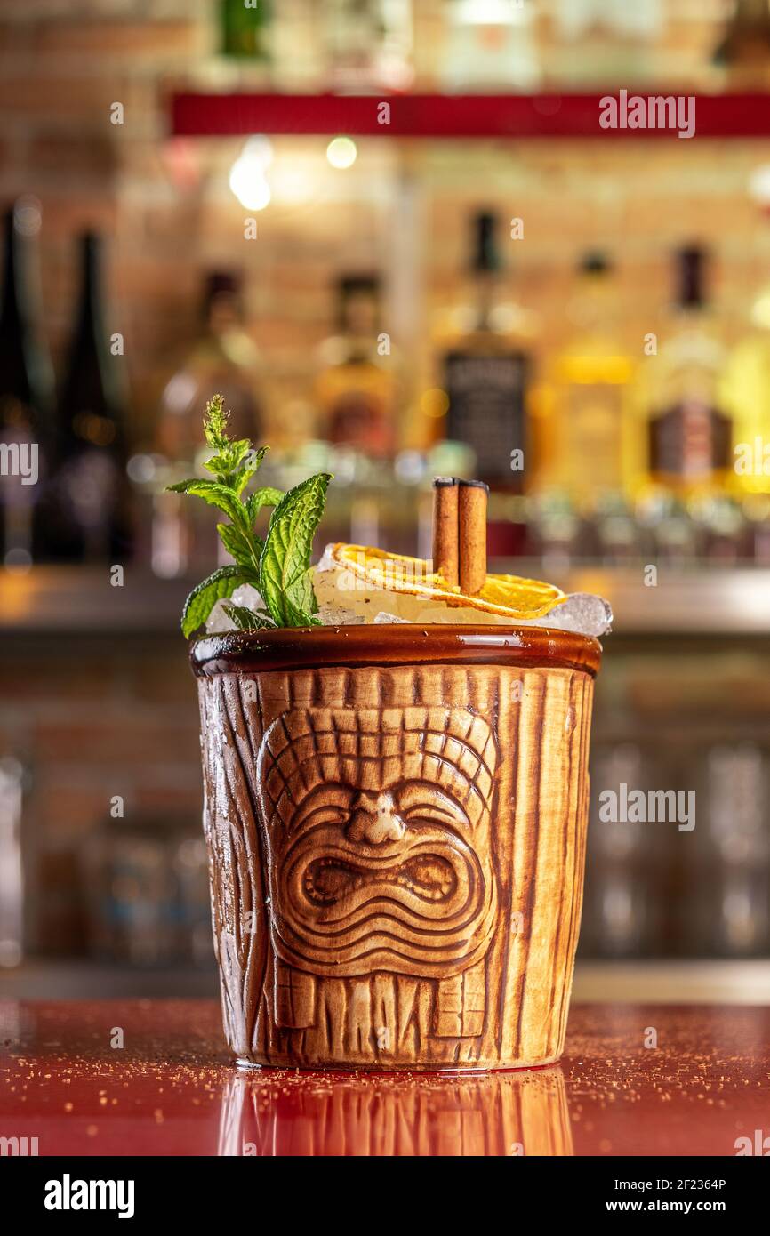 Cocktail Tiki froid et rafraîchissant au bar. Arrière-plan de la fête d'été. Banque D'Images