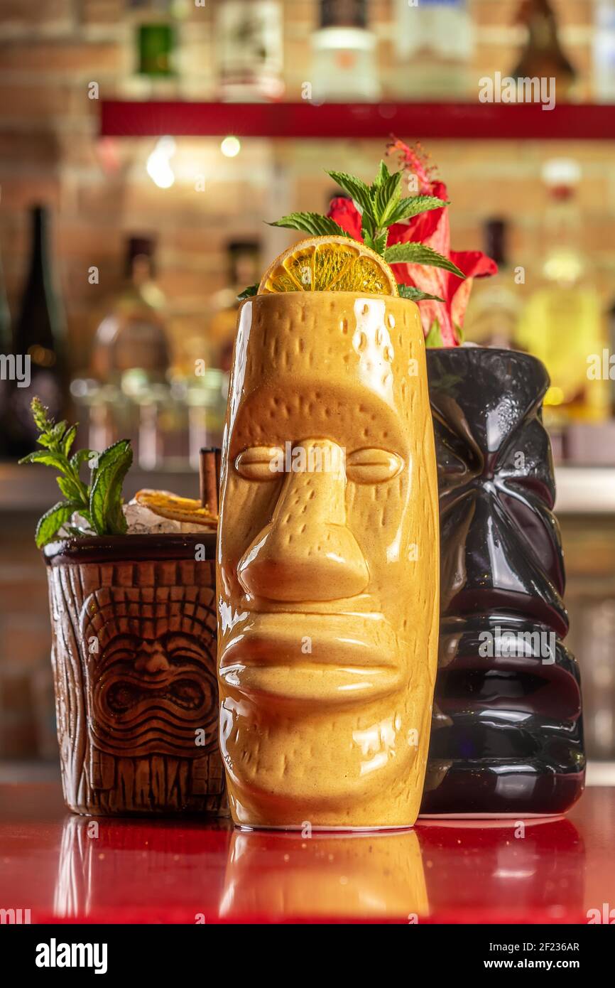 Cocktails rafraîchissants avec boisson froide Tiki au bar. Arrière-plan de la fête d'été. Banque D'Images