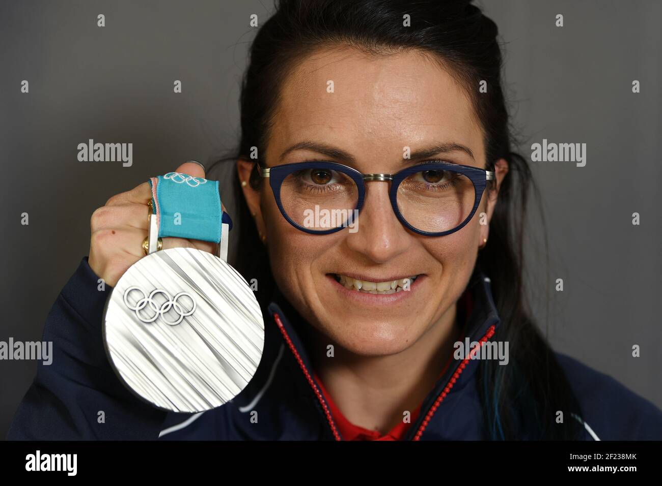 Marie Martinot Pose Avec Sa M daille D argent Lors Des XXIII Jeux marie-martinot-pose-avec-sa-m-daille-d-argent-lors-des-xxiii-jeux