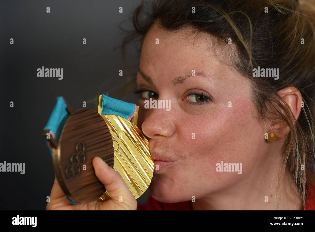 Marie Dorin-Habert pose avec sa médaille d'or et sa médaille de bronze lors des XXIII Jeux Olympiques d'hiver Pyeongchang 2018, le biathlon féminin, le 23 février 2018, au Club France à Pyeongchang, Corée du Sud - photo Philippe Millereau / KMSP / DPPI Banque D'Images