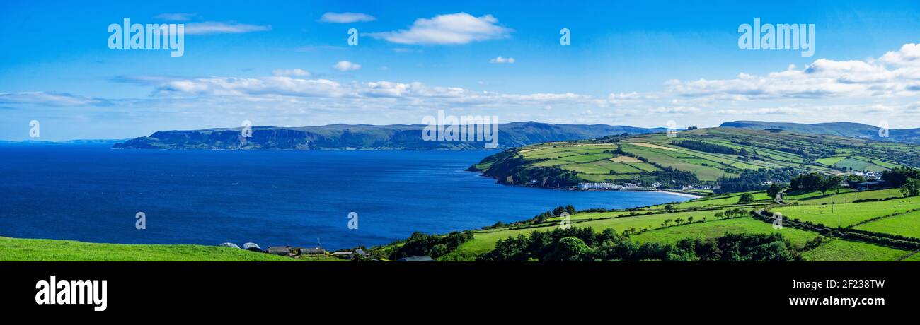 Large panorama de la côte Atlantique dans le comté d'Antrim, Irlande du Nord, Royaume-Uni, avec baies, péninsules, falaises et villages Banque D'Images