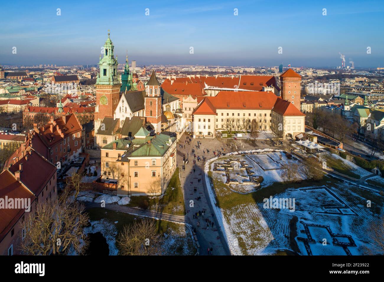 Cathédrale royale de Wawel et château de Cracovie, Pologne. Vue aérienne au coucher du soleil en hiver avec un parc et des personnes marchant sur la cour Banque D'Images