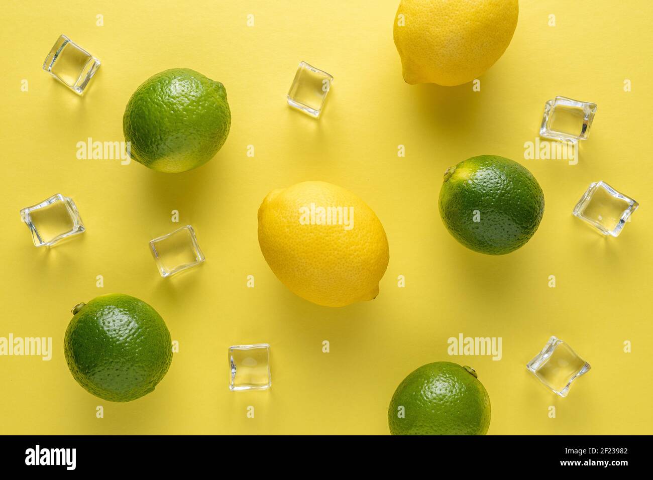 Limes et citron avec des glaçons sur un fond lumineux. Concept d'été. Banque D'Images