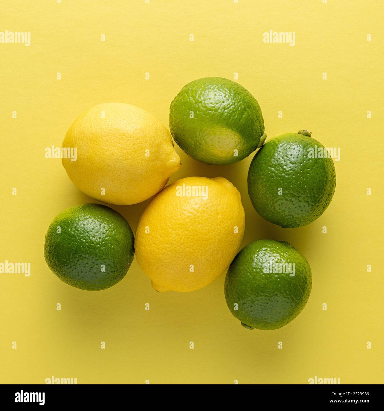 Citron et citron sur fond clair. Concept d'été. Banque D'Images