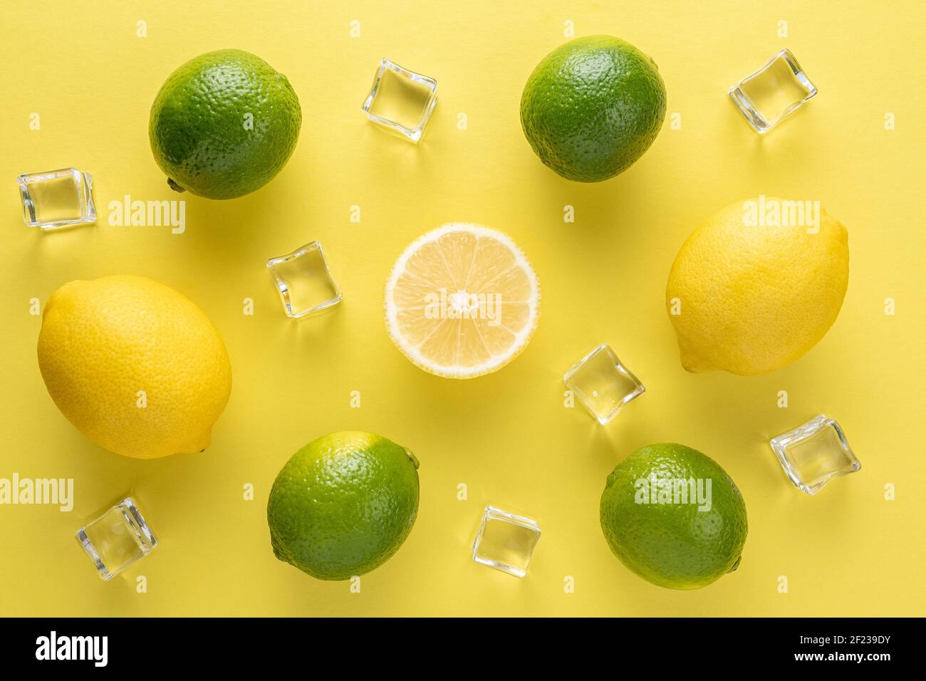 Limes et citron avec des glaçons sur un fond lumineux. Concept d'été. Banque D'Images