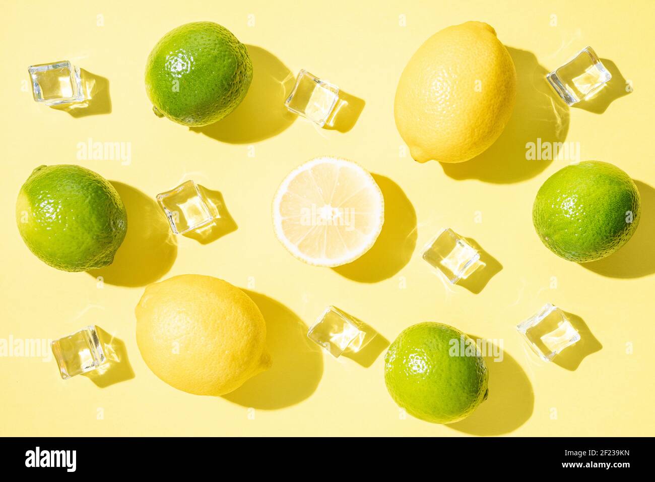 Limes et citron avec des glaçons sur un fond lumineux. Concept d'été. Banque D'Images