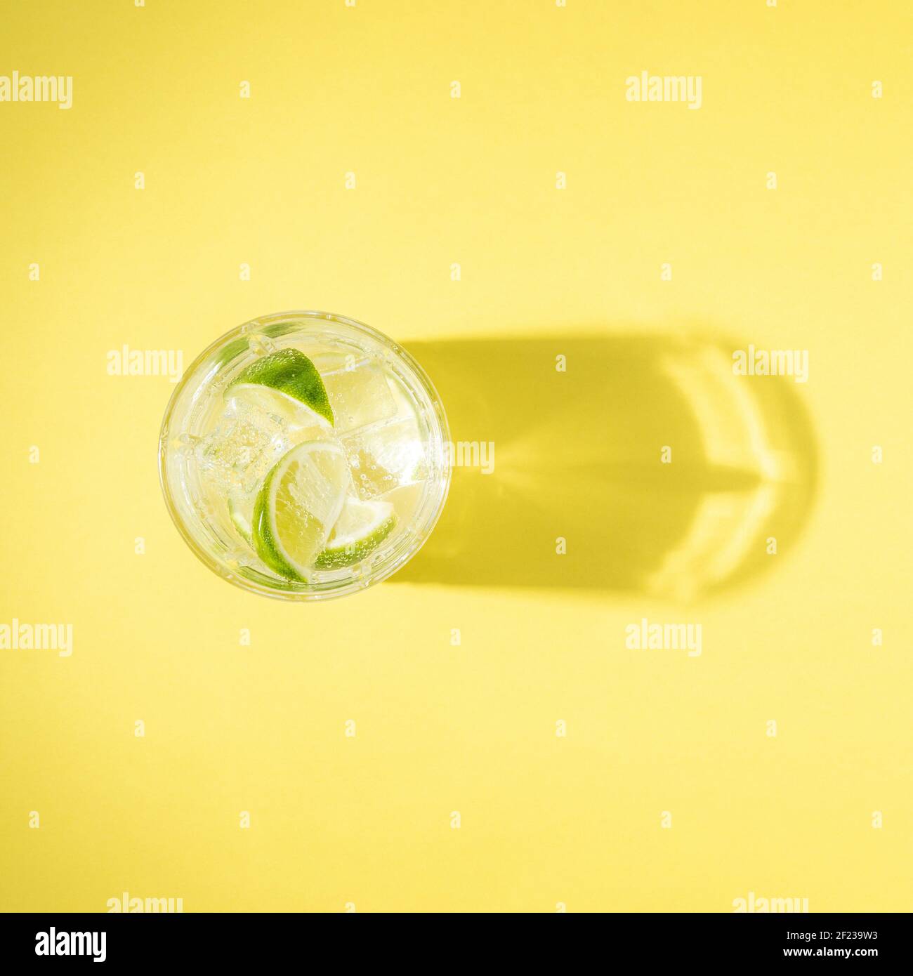 Limonade rafraîchissante dans un verre sur fond lumineux. Concept de boisson d'été. Banque D'Images