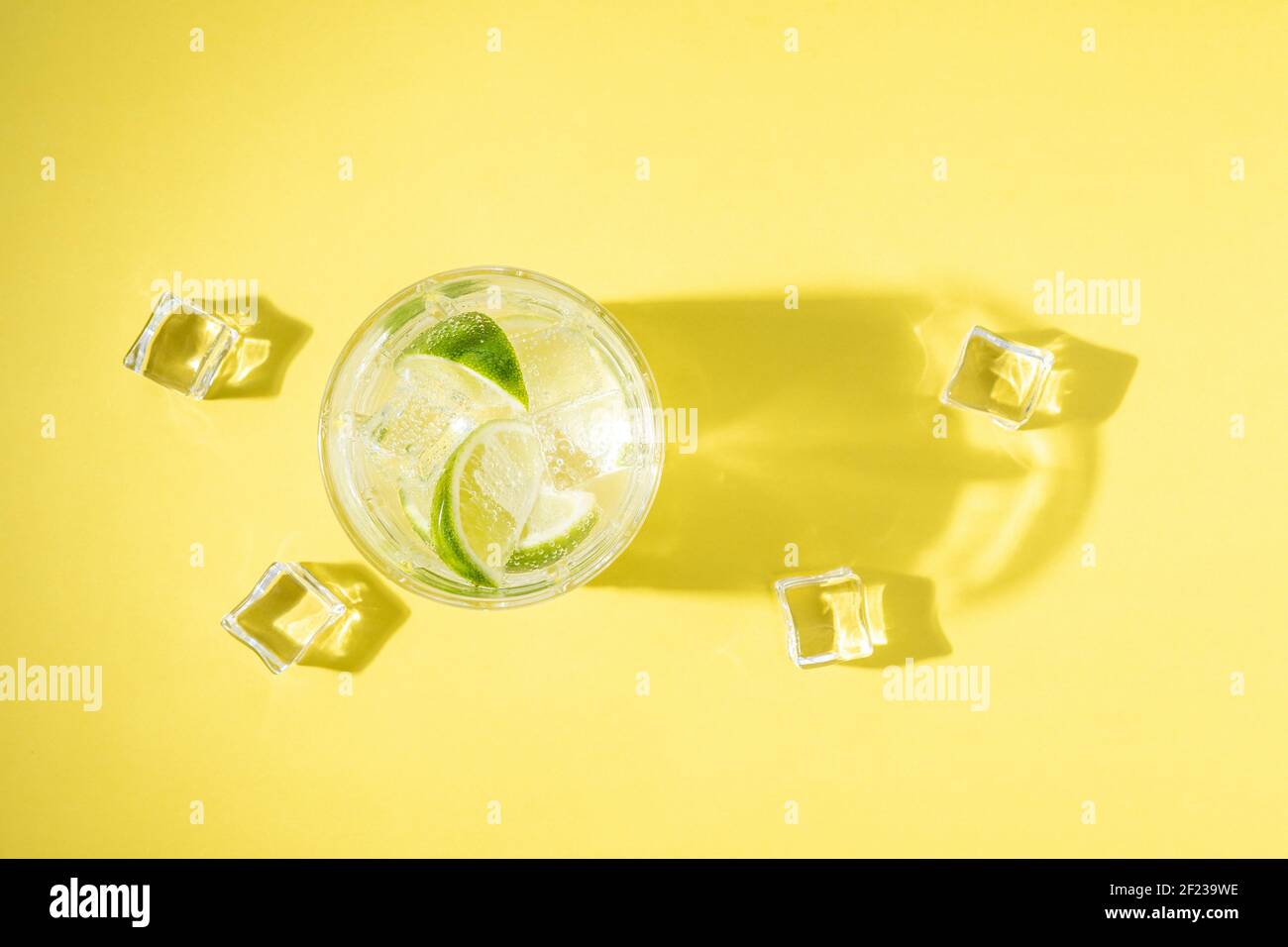 Limonade rafraîchissante dans un verre sur fond lumineux. Concept de boisson d'été. Banque D'Images