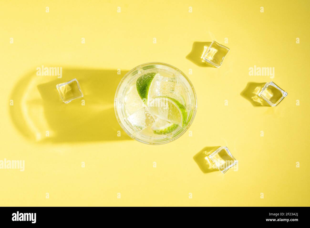 Limonade rafraîchissante dans un verre sur fond lumineux. Concept de boisson d'été. Banque D'Images