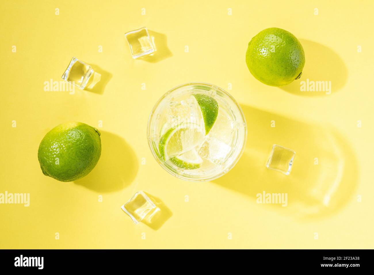 Limonade rafraîchissante dans un verre sur fond lumineux. Concept de boisson d'été. Banque D'Images