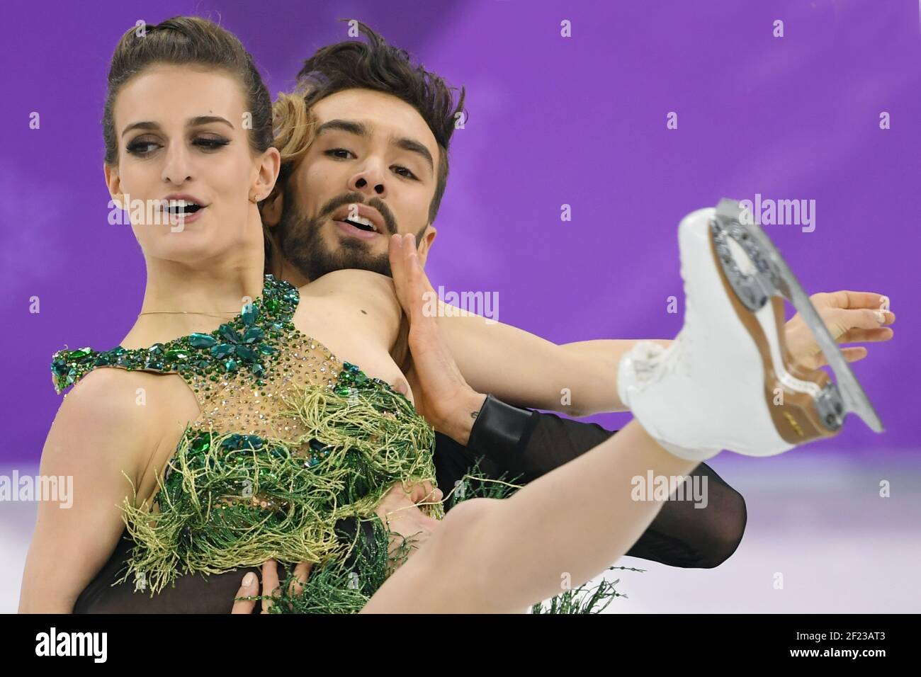 Gabriella Papadakis (sa robe est défaite et révèle son bosom) et Guillaume  Cizeron lors de la XXIII Jeux Olympiques d'hiver Pyeongchang 2018,  Programme court de patinage artistique, danse sur glace, le 19