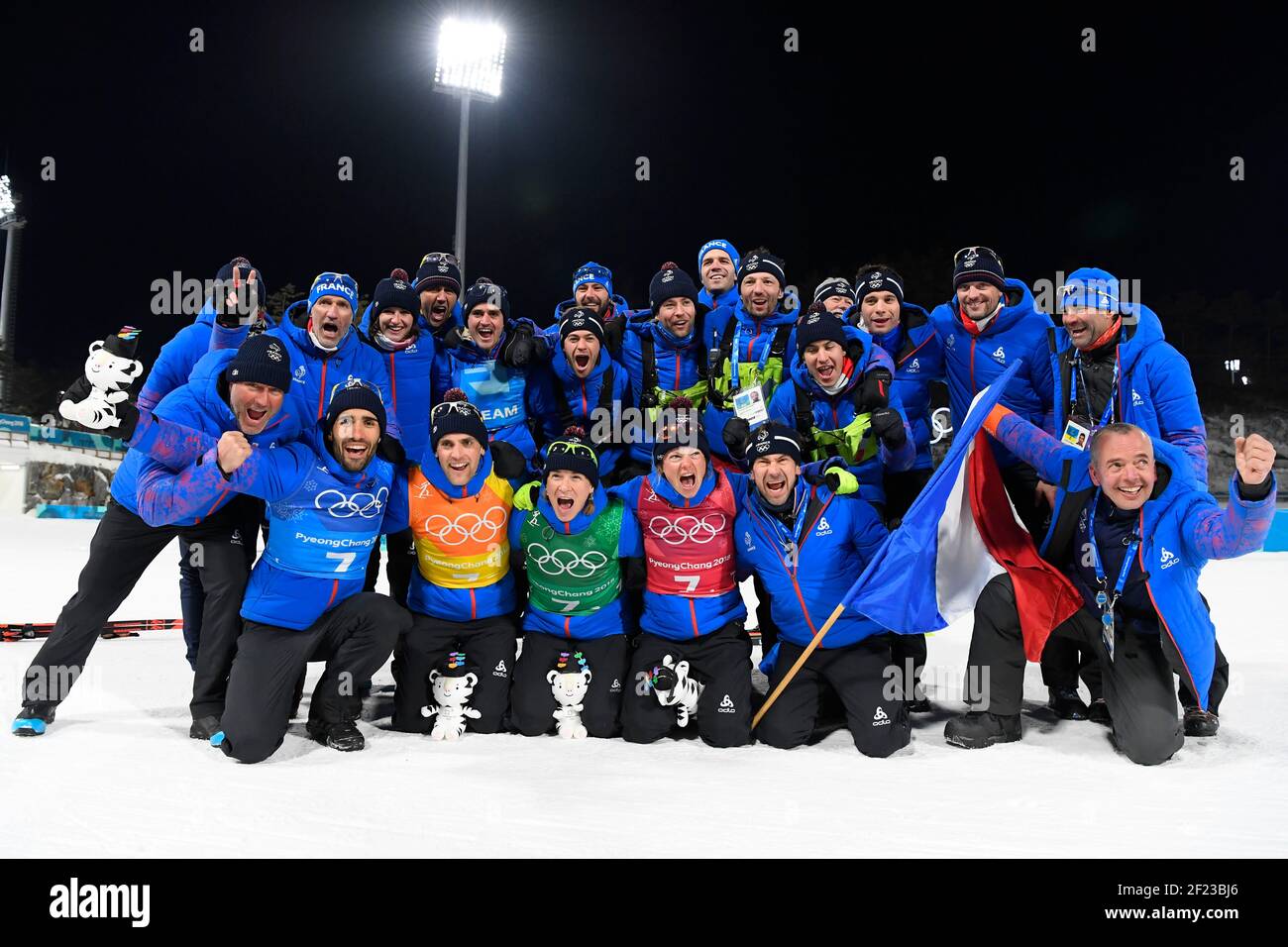 L'équipe française avec Marie Dorin-Habert, Anais Bescond, Simon Desthieux et Martin Fourcade remporte la médaille d'or lors des XXIII Jeux Olympiques d'hiver Pyeongchang 2018, Biathlon, 2x6km femmes + 2x7,5 km hommes, Relais mixte le 20 février 2018, au Centre de biathlon Alpensia à Pyeongchang, Corée du Sud - photo Julien Crosnier / KMSP / DPPI Banque D'Images