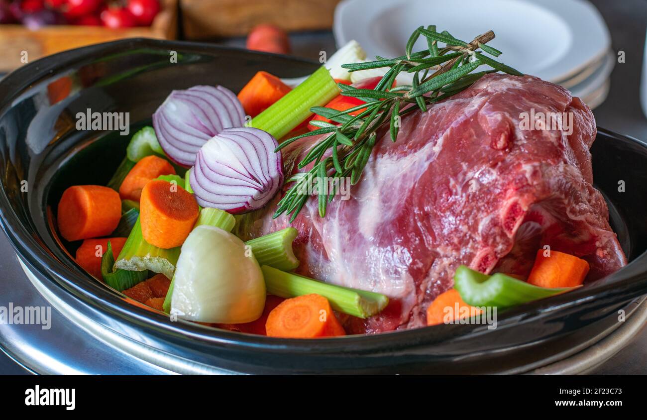 Rôti de porc mijoteuse avec légumes - préparation Banque D'Images