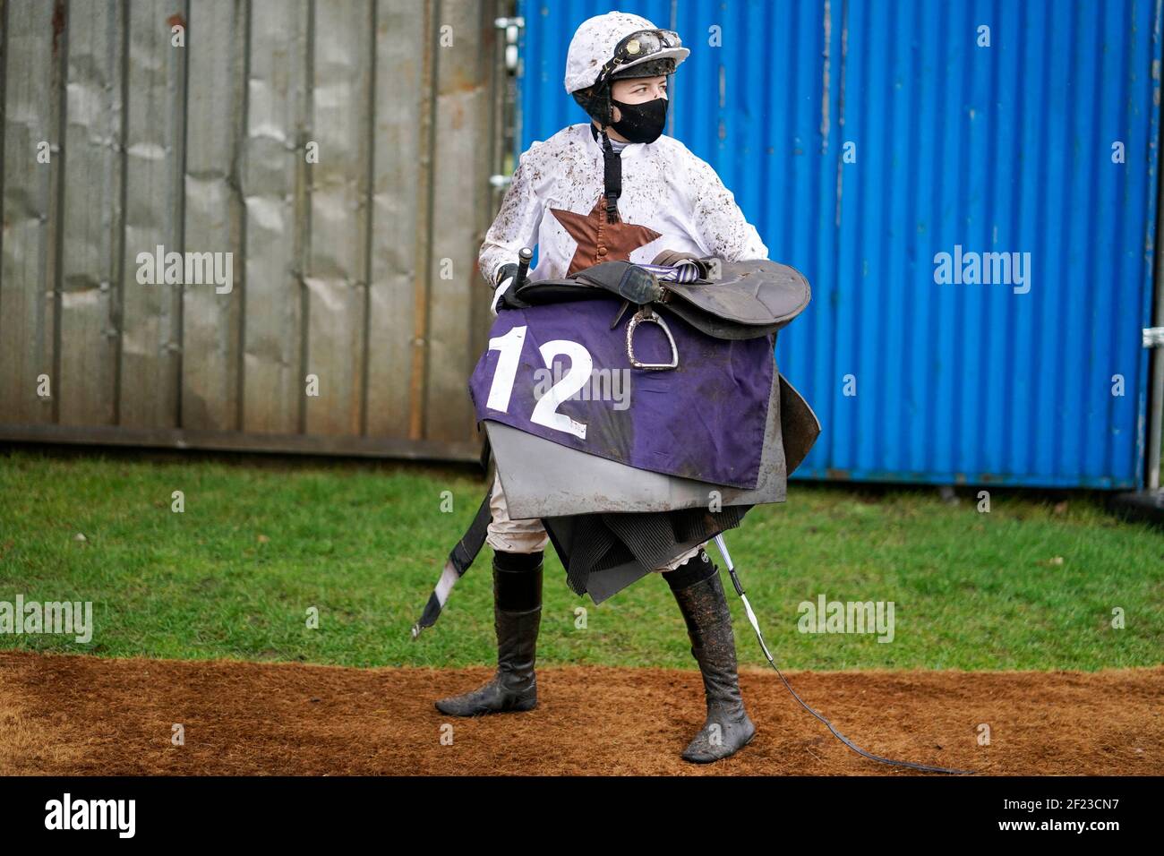 Page Fuller fait son chemin de retour au vestige de l'hippodrome de Fontwell Park. Date de la photo: Mercredi 10 mars 2021. Banque D'Images