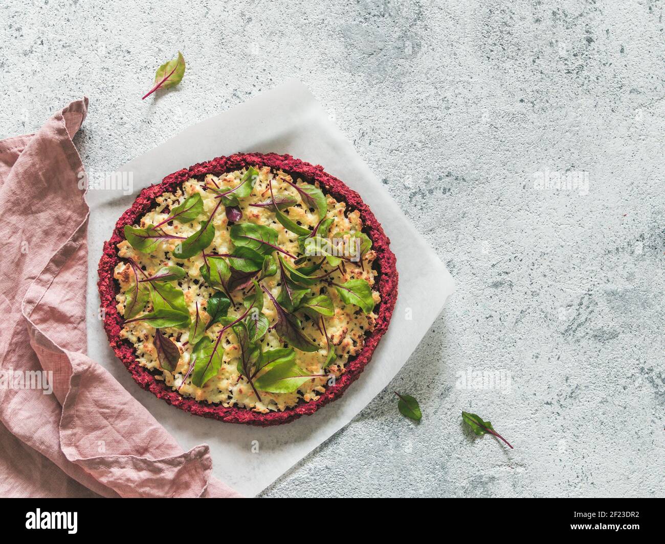 Croûte de pizza aux betteraves avec des feuilles de mangold fraîches Banque D'Images