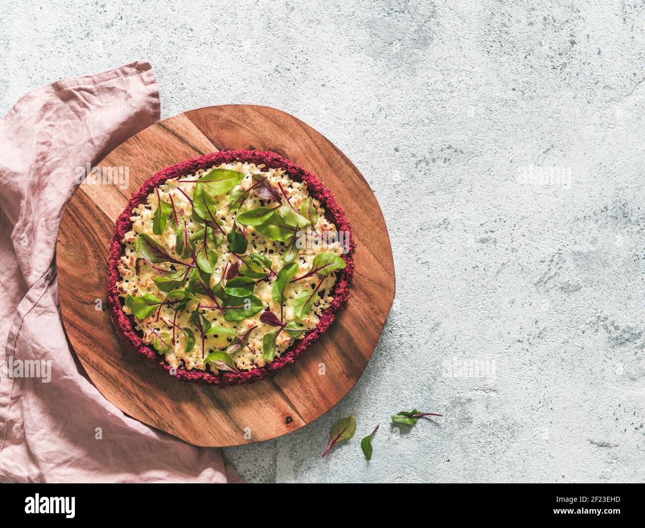 Croûte de pizza aux betteraves avec des feuilles de mangold fraîches Banque D'Images