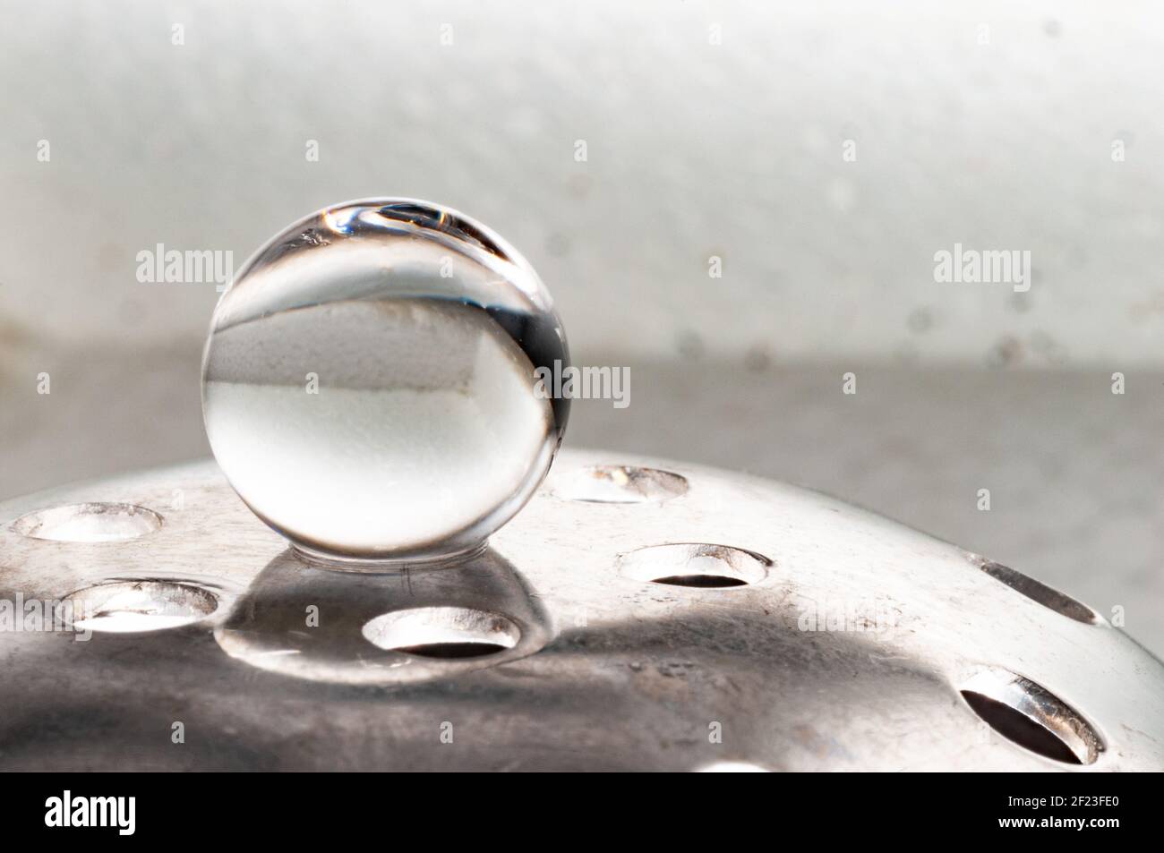 La sphère solitaire en équilibre sur support métallique en blanc arrière-plan Banque D'Images