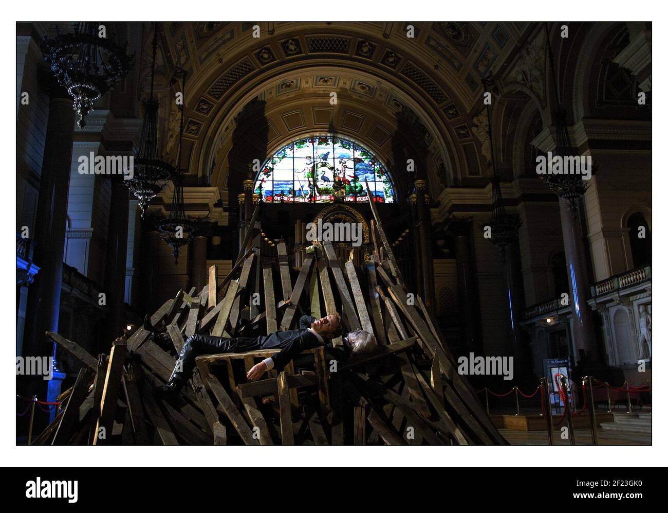 Tournage de la tragédie des Revengers août 2001dans le St Georges Hall, centre de Liverpool. Eddie Izzard comme Lussurioso attend d'être brûlé Banque D'Images