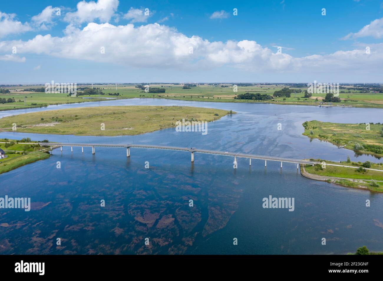 Vue aérienne avec le pont piétonnier au-dessus du lac Wangermeer, Hohenkirchen, Basse-Saxe, Allemagne, Europe Banque D'Images